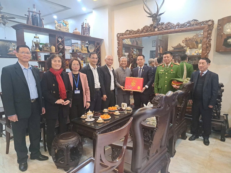 Phường Việt Hưng tổ chức các hoạt động thắp hương tri ân, thăm và tặng quà người có công, người cao tuổi nhân dịp Tết Nguyên đán Bính Ngọ 2026- Ảnh 6.