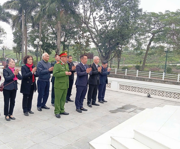 Phường Việt Hưng tổ chức các hoạt động thắp hương tri ân, thăm và tặng quà người có công, người cao tuổi nhân dịp Tết Nguyên đán Bính Ngọ 2026- Ảnh 3.