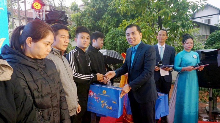 Công đoàn phường Long Biên: Chăm lo thiết thực để đoàn viên, người lao động đón Tết ấm áp, nghĩa tình- Ảnh 1.
