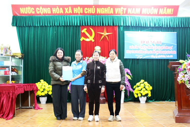 Chi hội Phụ nữ thôn Đồng Lệ ra mắt mô hình “Tổ phụ nữ thu gom, phân loại rác xây dựng gia đình 3 sạch”- Ảnh 2.