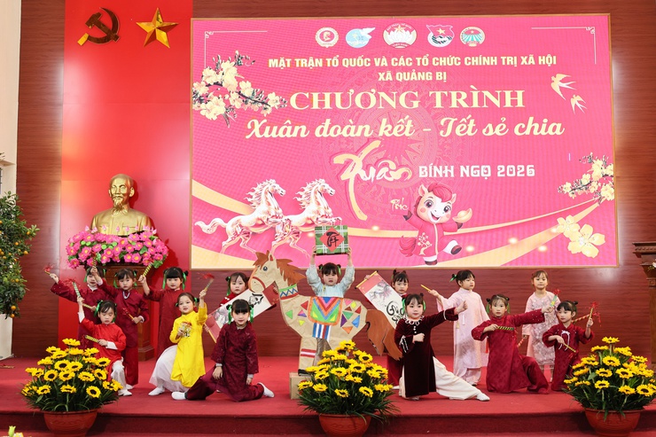 Mặt trận tổ quốc Việt Nam xã Quảng Bị và các tổ chức chính trị xã hội tổ chức Chương trình “Xuân đoàn kết - Tết sẻ chia”- Ảnh 1.