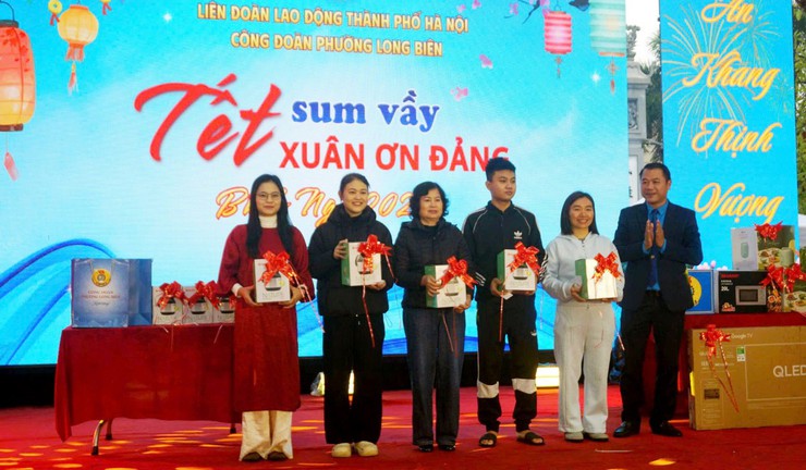 Công đoàn phường Long Biên: Chăm lo thiết thực để đoàn viên, người lao động đón Tết ấm áp, nghĩa tình- Ảnh 9.
