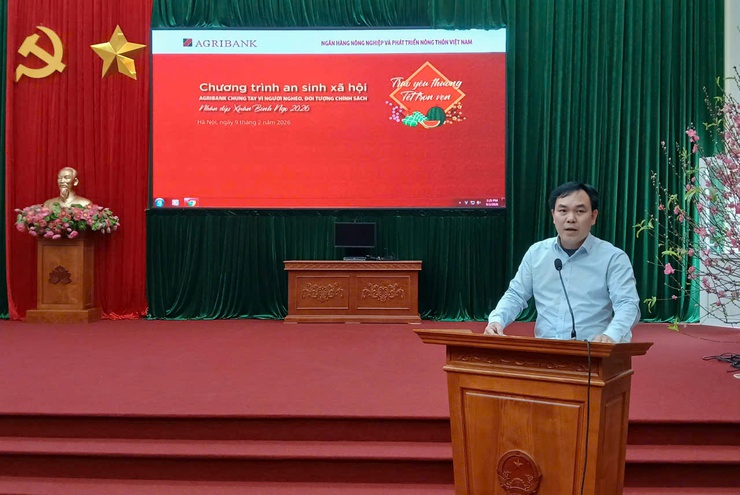 Agribank chi nhánh Hòa Lạc trao tặng 100 suất quà Tết cho các hộ gia đình hoàn cảnh khó khăn trên địa bàn xã- Ảnh 7.