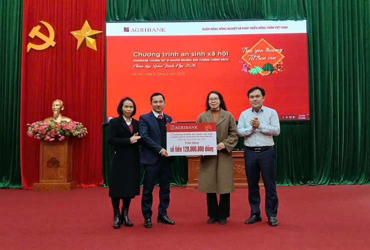 Agribank chi nhánh Hòa Lạc trao tặng 100 suất quà Tết cho các hộ gia đình hoàn cảnh khó khăn trên địa bàn xã- Ảnh 3.