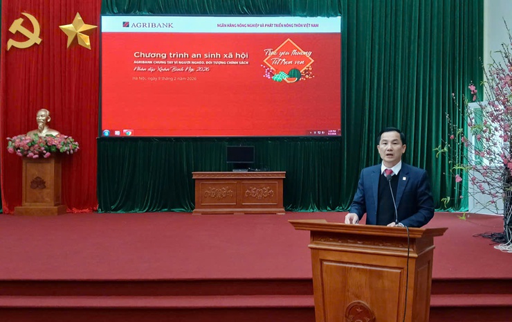 Agribank chi nhánh Hòa Lạc trao tặng 100 suất quà Tết cho các hộ gia đình hoàn cảnh khó khăn trên địa bàn xã- Ảnh 2.