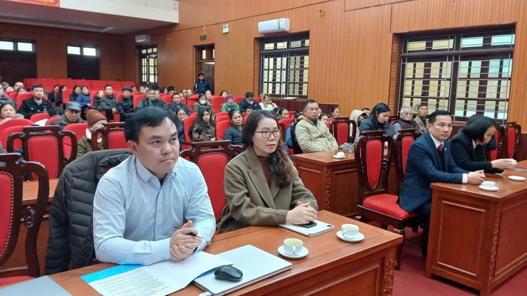 Agribank chi nhánh Hòa Lạc trao tặng 100 suất quà Tết cho các hộ gia đình hoàn cảnh khó khăn trên địa bàn xã- Ảnh 1.