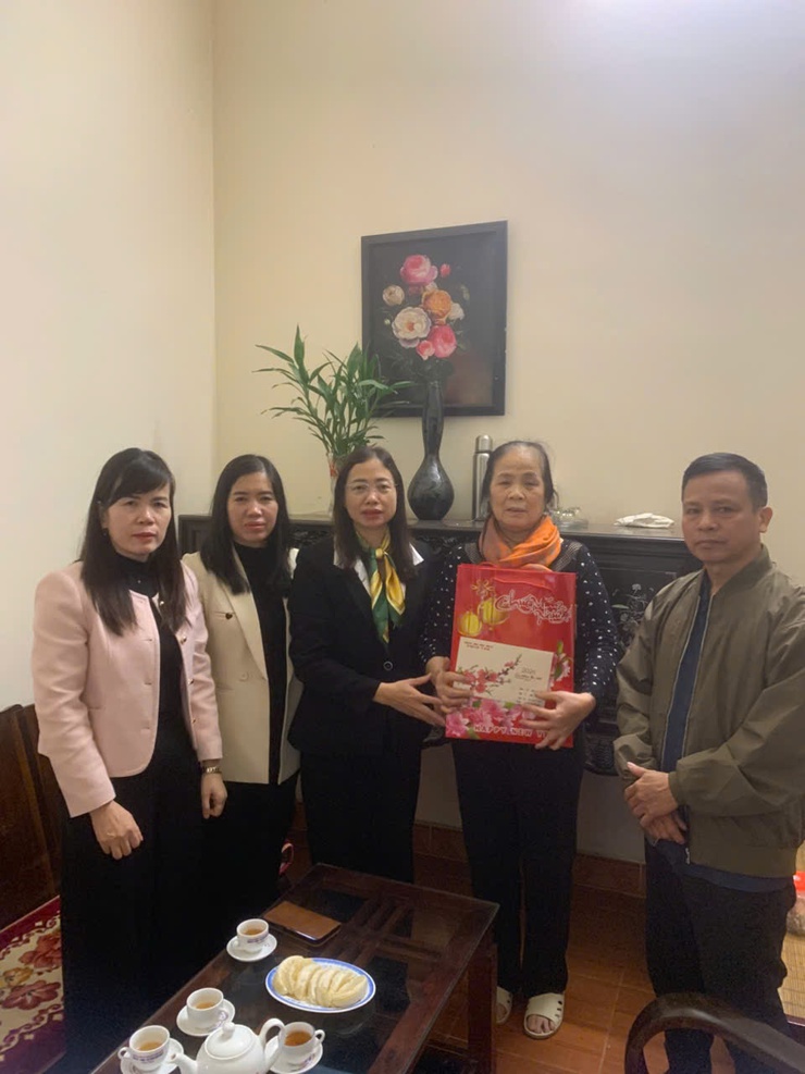 XÃ THẠCH THẤT TỔ CHỨC THĂM, TẶNG QUÀ ĐỐI TƯỢNG CHÍNH SÁCH, NGƯỜI CAO TUỔI TRÒN 100 TUỔI NHÂN DỊP TẾT NGUYÊN ĐÁN BÍNH NGỌ 2026 - Ảnh 9.