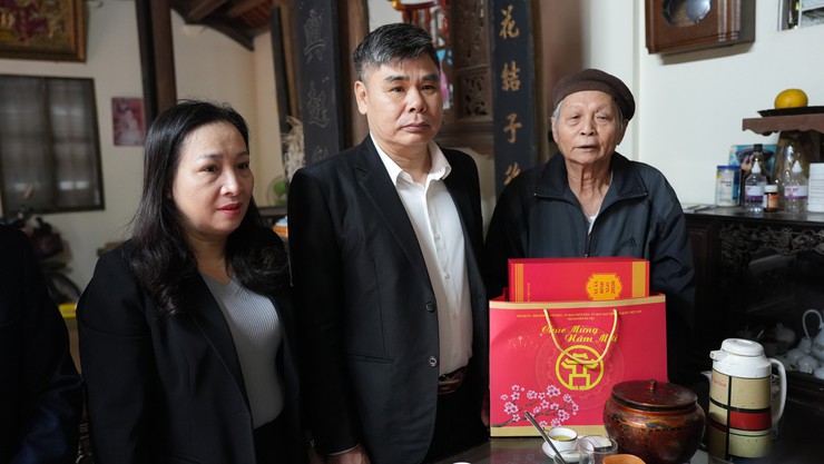 Lãnh đạo UB MTTQ xã thăm, tặng quà Tết người có công, người cao tuổi dịp Tết Bính Ngọ 2026 - Ảnh 1.