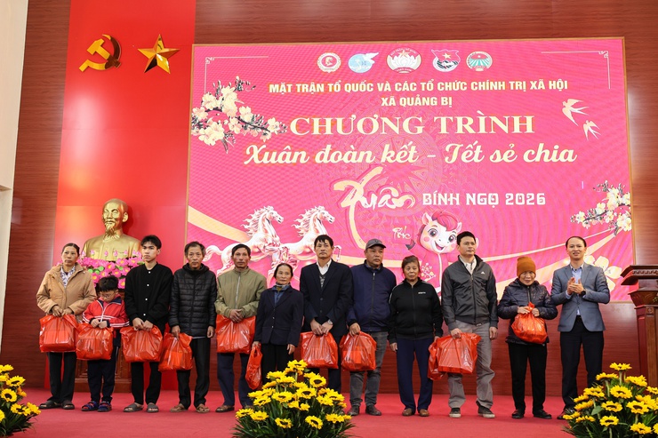 Mặt trận tổ quốc Việt Nam xã Quảng Bị và các tổ chức chính trị xã hội tổ chức Chương trình “Xuân đoàn kết - Tết sẻ chia”- Ảnh 9.