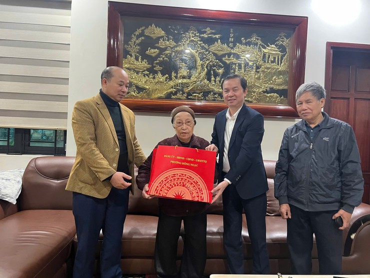 ĐỒNG CHÍ NGUYỄN VĂN HÁCH: PHÓ BÍ THƯ ĐẢNG ỦY, CHỦ TỊCH UBND PHƯỜNG ĐÔNG NGẠC THĂM HỎI VÀ TẶNG QUÀ CÁC GIA ĐÌNH CHÍNH SÁCH VÀ NGƯỜI CAO TUỔI NHÂN DỊP TẾT NGUYÊN ĐÁN BÍNH NGỌ 2026- Ảnh 2.