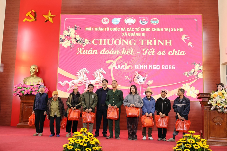 Mặt trận tổ quốc Việt Nam xã Quảng Bị và các tổ chức chính trị xã hội tổ chức Chương trình “Xuân đoàn kết - Tết sẻ chia”- Ảnh 11.