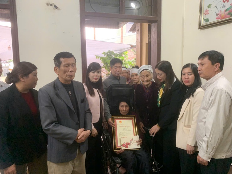 XÃ THẠCH THẤT TỔ CHỨC THĂM, TẶNG QUÀ ĐỐI TƯỢNG CHÍNH SÁCH, NGƯỜI CAO TUỔI TRÒN 100 TUỔI NHÂN DỊP TẾT NGUYÊN ĐÁN BÍNH NGỌ 2026 - Ảnh 11.