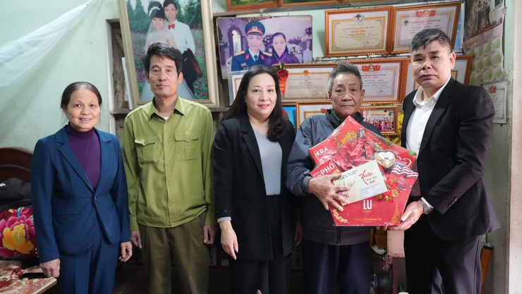 Lãnh đạo UB MTTQ xã thăm, tặng quà Tết người có công, người cao tuổi dịp Tết Bính Ngọ 2026 - Ảnh 2.