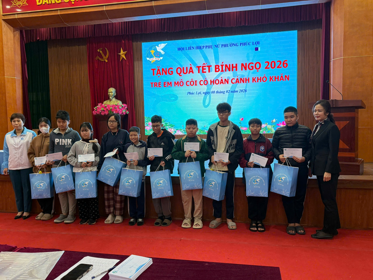 Hội phụ nữ phường Phúc Lợi lan tỏa yêu thương, chăm lo an sinh xã hội nhân dịp Tết Bính Ngọ 2026- Ảnh 3.