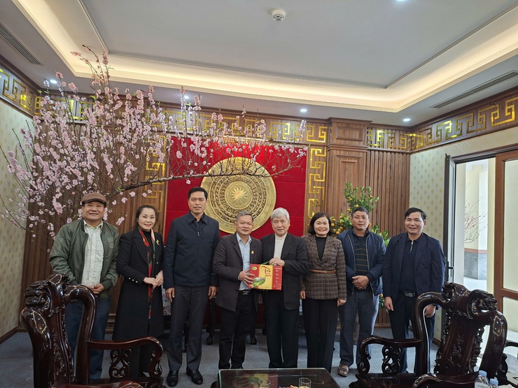 Giáo xứ Lập Trí, Giáo họ Trung Lương, Giáo họ Bến Cốc thăm và chúc tết tại UBND xã Nội Bài- Ảnh 1.