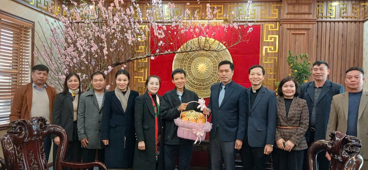 Giáo xứ Lập Trí, Giáo họ Trung Lương, Giáo họ Bến Cốc thăm và chúc tết tại UBND xã Nội Bài- Ảnh 2.