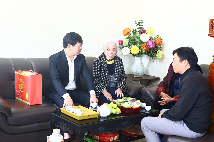 XÃ THẠCH THẤT TỔ CHỨC THĂM, TẶNG QUÀ ĐỐI TƯỢNG CHÍNH SÁCH, NGƯỜI CAO TUỔI TRÒN 100 TUỔI NHÂN DỊP TẾT NGUYÊN ĐÁN BÍNH NGỌ 2026 - Ảnh 4.
