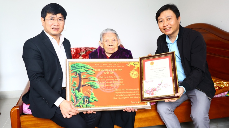 XÃ THẠCH THẤT TỔ CHỨC THĂM, TẶNG QUÀ ĐỐI TƯỢNG CHÍNH SÁCH, NGƯỜI CAO TUỔI TRÒN 100 TUỔI NHÂN DỊP TẾT NGUYÊN ĐÁN BÍNH NGỌ 2026 - Ảnh 7.