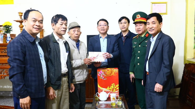 XÃ THẠCH THẤT TỔ CHỨC THĂM, TẶNG QUÀ ĐỐI TƯỢNG CHÍNH SÁCH, NGƯỜI CAO TUỔI TRÒN 100 TUỔI NHÂN DỊP TẾT NGUYÊN ĐÁN BÍNH NGỌ 2026 - Ảnh 14.