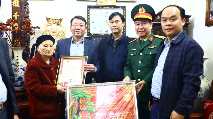 XÃ THẠCH THẤT TỔ CHỨC THĂM, TẶNG QUÀ ĐỐI TƯỢNG CHÍNH SÁCH, NGƯỜI CAO TUỔI TRÒN 100 TUỔI NHÂN DỊP TẾT NGUYÊN ĐÁN BÍNH NGỌ 2026 - Ảnh 13.