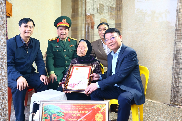 XÃ THẠCH THẤT TỔ CHỨC THĂM, TẶNG QUÀ ĐỐI TƯỢNG CHÍNH SÁCH, NGƯỜI CAO TUỔI TRÒN 100 TUỔI NHÂN DỊP TẾT NGUYÊN ĐÁN BÍNH NGỌ 2026 - Ảnh 16.