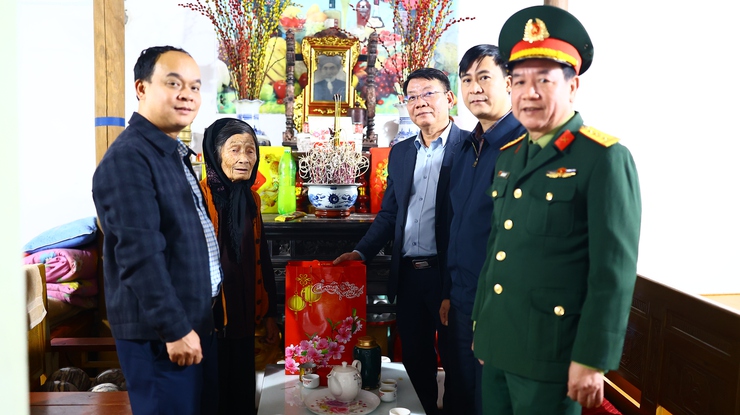 XÃ THẠCH THẤT TỔ CHỨC THĂM, TẶNG QUÀ ĐỐI TƯỢNG CHÍNH SÁCH, NGƯỜI CAO TUỔI TRÒN 100 TUỔI NHÂN DỊP TẾT NGUYÊN ĐÁN BÍNH NGỌ 2026 - Ảnh 17.