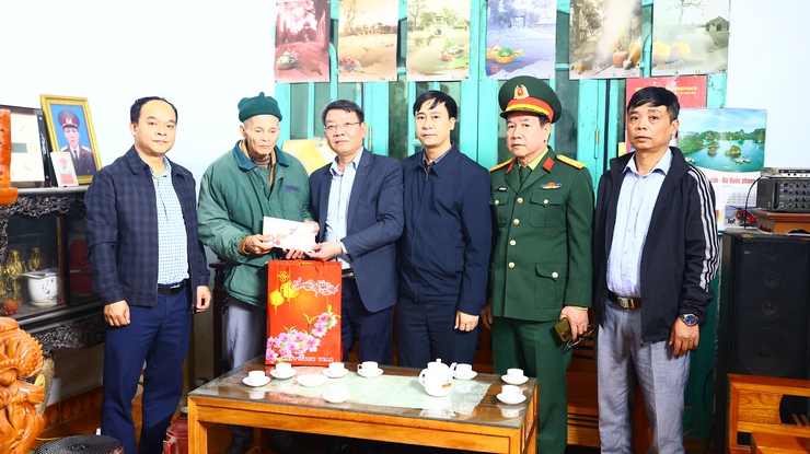 XÃ THẠCH THẤT TỔ CHỨC THĂM, TẶNG QUÀ ĐỐI TƯỢNG CHÍNH SÁCH, NGƯỜI CAO TUỔI TRÒN 100 TUỔI NHÂN DỊP TẾT NGUYÊN ĐÁN BÍNH NGỌ 2026 - Ảnh 15.