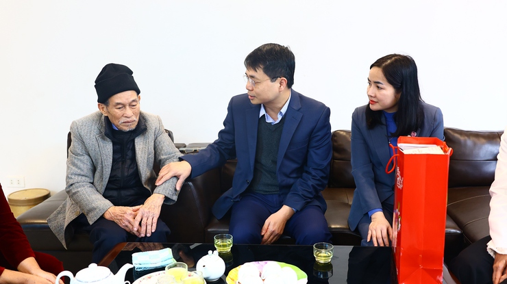 XÃ THẠCH THẤT TỔ CHỨC THĂM, TẶNG QUÀ ĐỐI TƯỢNG CHÍNH SÁCH, NGƯỜI CAO TUỔI TRÒN 100 TUỔI NHÂN DỊP TẾT NGUYÊN ĐÁN BÍNH NGỌ 2026 - Ảnh 8.