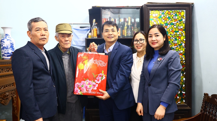 XÃ THẠCH THẤT TỔ CHỨC THĂM, TẶNG QUÀ ĐỐI TƯỢNG CHÍNH SÁCH, NGƯỜI CAO TUỔI TRÒN 100 TUỔI NHÂN DỊP TẾT NGUYÊN ĐÁN BÍNH NGỌ 2026 - Ảnh 1.