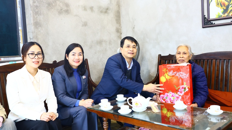 XÃ THẠCH THẤT TỔ CHỨC THĂM, TẶNG QUÀ ĐỐI TƯỢNG CHÍNH SÁCH, NGƯỜI CAO TUỔI TRÒN 100 TUỔI NHÂN DỊP TẾT NGUYÊN ĐÁN BÍNH NGỌ 2026 - Ảnh 2.