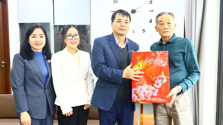 XÃ THẠCH THẤT TỔ CHỨC THĂM, TẶNG QUÀ ĐỐI TƯỢNG CHÍNH SÁCH, NGƯỜI CAO TUỔI TRÒN 100 TUỔI NHÂN DỊP TẾT NGUYÊN ĐÁN BÍNH NGỌ 2026 - Ảnh 3.