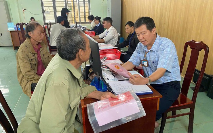 Hà Nội triển khai phổ cập dịch vụ công số, ưu tiên hỗ trợ người cao tuổi và nhóm yếu thế- Ảnh 1.