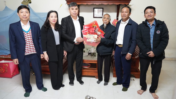 Lãnh đạo UB MTTQ xã thăm, tặng quà Tết người có công, người cao tuổi dịp Tết Bính Ngọ 2026 - Ảnh 3.