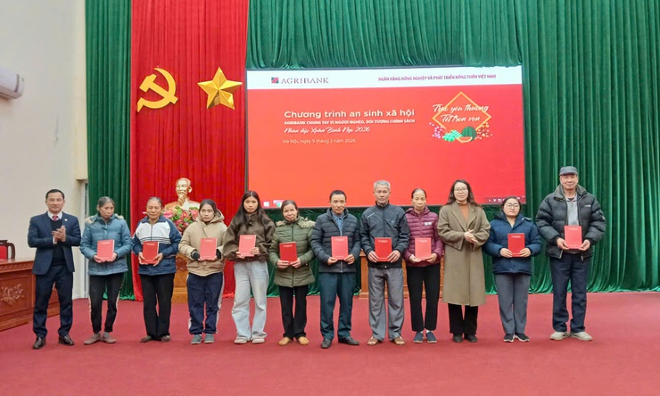 Agribank chi nhánh Hòa Lạc trao tặng 100 suất quà Tết cho các hộ gia đình hoàn cảnh khó khăn trên địa bàn xã- Ảnh 4.