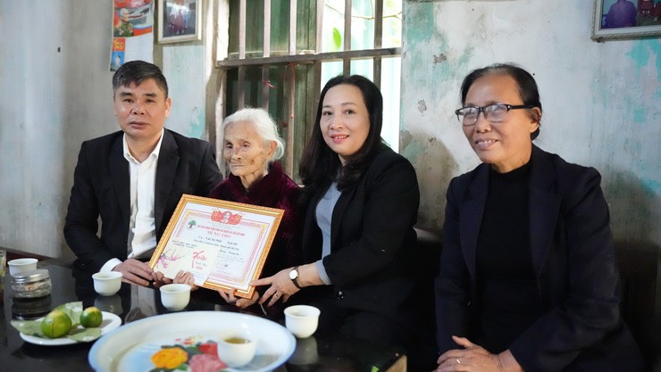 Lãnh đạo UB MTTQ xã thăm, tặng quà Tết người có công, người cao tuổi dịp Tết Bính Ngọ 2026 - Ảnh 4.