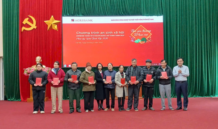 Agribank chi nhánh Hòa Lạc trao tặng 100 suất quà Tết cho các hộ gia đình hoàn cảnh khó khăn trên địa bàn xã- Ảnh 5.