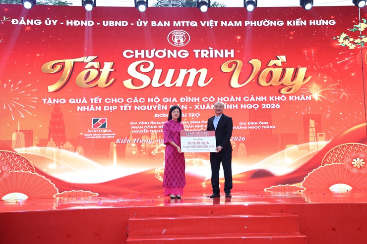 “Tết sum vầy” Xuân Bính Ngọ 2026 - 200 suất quà tết trao tặng người có hoàn cảnh khó khăn trên địa bàn phường Kiến Hưng- Ảnh 2.