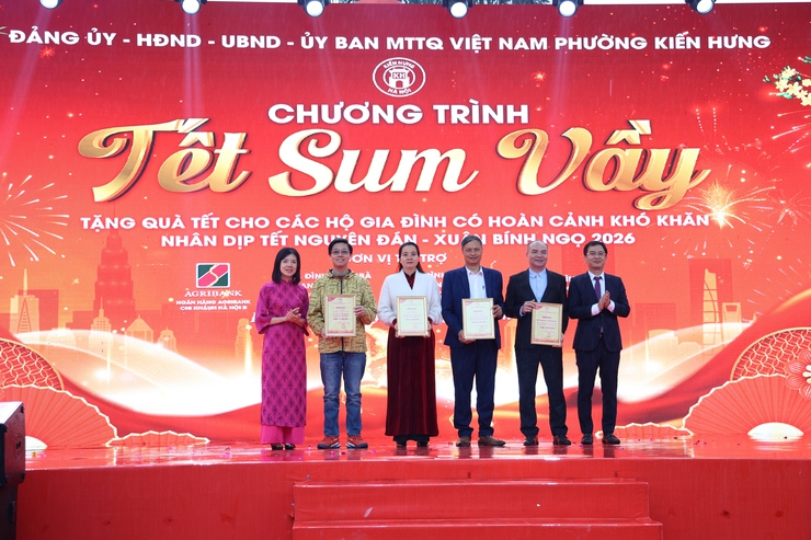 “Tết sum vầy” Xuân Bính Ngọ 2026 - 200 suất quà tết trao tặng người có hoàn cảnh khó khăn trên địa bàn phường Kiến Hưng- Ảnh 3.