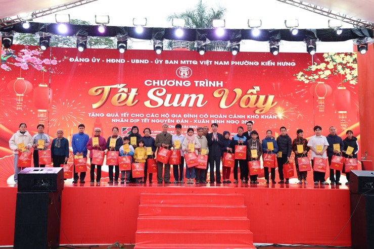 “Tết sum vầy” Xuân Bính Ngọ 2026 - 200 suất quà tết trao tặng người có hoàn cảnh khó khăn trên địa bàn phường Kiến Hưng- Ảnh 1.