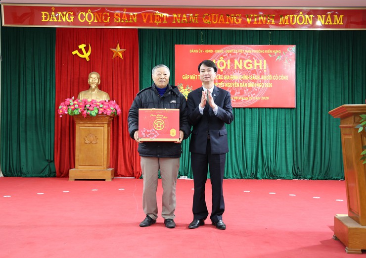 Phường Kiến Hưng gặp mặt, tặng quà tri ân các gia đình chính sách, người có công nhân dịp Tết Bính Ngọ 2026- Ảnh 1.