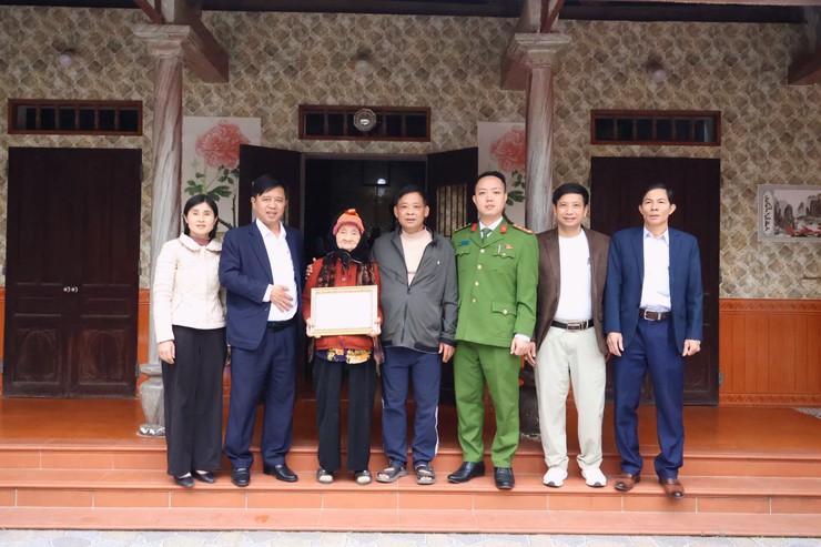 ĐỒNG CHÍ NGUYỄN GIÁP ĐÔNG - CHỦ TỊCH UBND THĂM, TẶNG QUÀ GIA ĐÌNH CHÍNH SÁCH, NGƯỜI CAO TUỔI NHÂN DỊP TẾT NGUYÊN ĐÁN 2026- Ảnh 1.