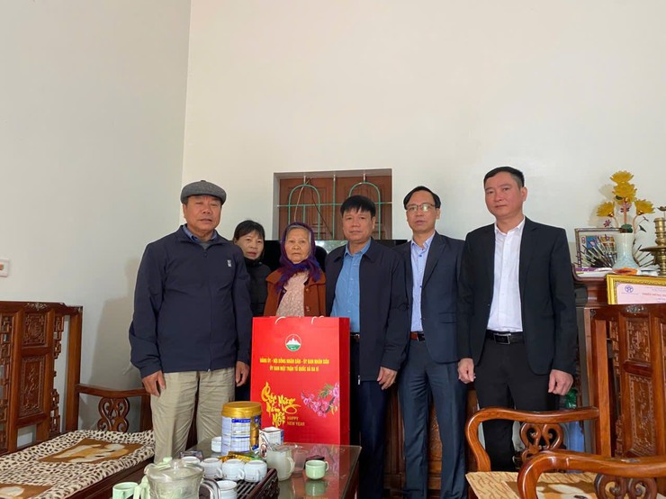 ĐỒNG CHÍ NGUYỄN GIÁP ĐÔNG - CHỦ TỊCH UBND THĂM, TẶNG QUÀ GIA ĐÌNH CHÍNH SÁCH, NGƯỜI CAO TUỔI NHÂN DỊP TẾT NGUYÊN ĐÁN 2026- Ảnh 4.