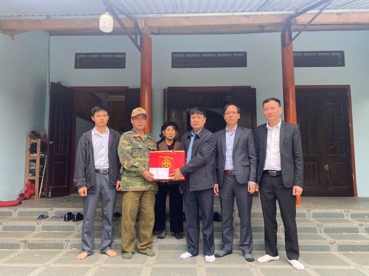 ĐỒNG CHÍ NGUYỄN GIÁP ĐÔNG - CHỦ TỊCH UBND THĂM, TẶNG QUÀ GIA ĐÌNH CHÍNH SÁCH, NGƯỜI CAO TUỔI NHÂN DỊP TẾT NGUYÊN ĐÁN 2026- Ảnh 3.