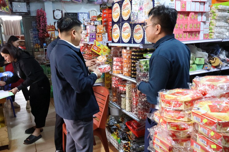 XÃ BA VÌ TĂNG CƯỜNG KIỂM TRA AN TOÀN THỰC PHẨM PHỤC VỤ TẾT VÀ LỄ HỘI XUÂN NĂM 2026- Ảnh 1.