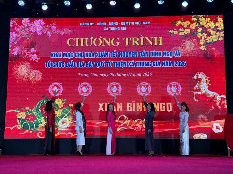 TRUNG GIÃ TƯNG BỪNG KHAI MẠC CHỢ HOA XUÂN TẾT BÍNH NGỌ 2026 – LAN TỎA YÊU THƯƠNG QUA HOẠT ĐỘNG ĐẤU GIÁ TỪ THIỆN- Ảnh 1.