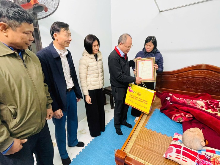 ẤM ÁP NGHĨA TÌNH: LÃNH ĐẠO XÃ THĂM, CHÚC TẾT CÁC GIA ĐÌNH CHÍNH SÁCH- Ảnh 3.