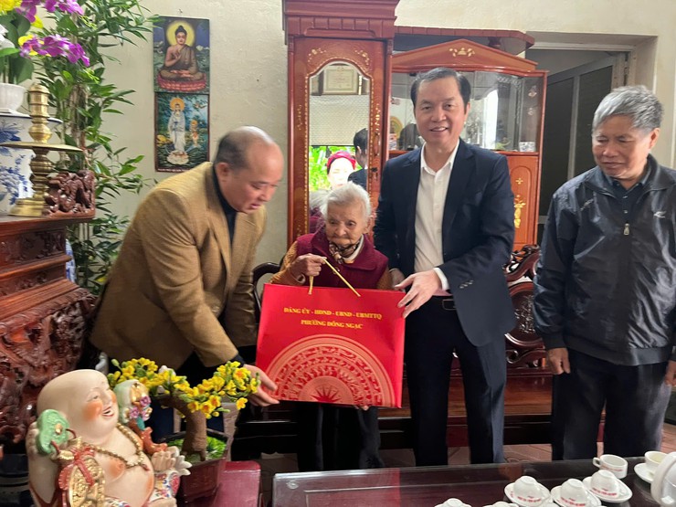 ĐỒNG CHÍ NGUYỄN VĂN HÁCH: PHÓ BÍ THƯ ĐẢNG ỦY, CHỦ TỊCH UBND PHƯỜNG ĐÔNG NGẠC THĂM HỎI VÀ TẶNG QUÀ CÁC GIA ĐÌNH CHÍNH SÁCH VÀ NGƯỜI CAO TUỔI NHÂN DỊP TẾT NGUYÊN ĐÁN BÍNH NGỌ 2026- Ảnh 3.