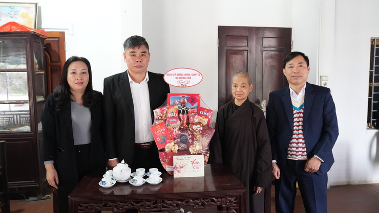 Lãnh đạo UB MTTQ xã thăm, tặng quà Tết người có công, người cao tuổi dịp Tết Bính Ngọ 2026 - Ảnh 8.