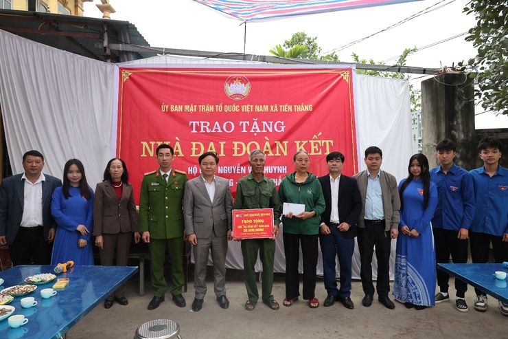 Ấm áp lễ bàn giao nhà Đại đoàn kết cho hộ cận nghèo tại thôn Nam Cường - xã Tiến Thắng- Ảnh 1.