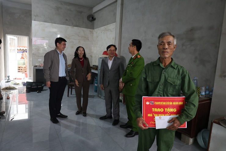 Ấm áp lễ bàn giao nhà Đại đoàn kết cho hộ cận nghèo tại thôn Nam Cường - xã Tiến Thắng- Ảnh 2.